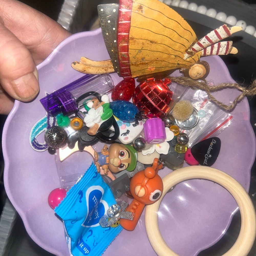 SINGLE ❤️1-Scoop mix of everything little. Great for crafts or collecting. 12$